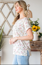 Load image into Gallery viewer, Floral Print Top With Short Sleeves - Plus Size
