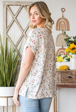 Load image into Gallery viewer, Floral Print Top With Short Sleeves - Plus Size
